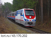 Тепловоз узкоколейный ТУ10-013 с пассажирским поездом, участок Пионерская - Солнечная, Екатеринбургская ДЖД (2018 год). Редакционное фото, фотограф Алексей Иванов / Фотобанк Лори