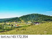 Поселок Уралец. Улица с деревянными жилыми домами (2016 год). Стоковое фото, фотограф Александр Тараканов / Фотобанк Лори
