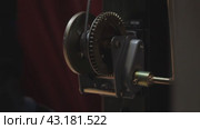 Reel, rotating mechanism, crank crank  катушка, вращающийся механизм, кривошип. Стоковое видео, видеограф Опока Алексей / Фотобанк Лори