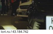 Cars in the parking lot of the shopping center. People walk around. Russia. Moscow. 19.05.2024. Редакционное видео, видеограф Ярославский Максим / Фотобанк Лори
