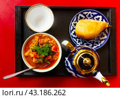 National Uzbek dish laghman with samsa and teapot. Стоковое фото, фотограф Яков Филимонов / Фотобанк Лори