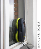 Automatic vacuum robot window washer washes glass window. Стоковое фото, фотограф Константин Григорьев / Фотобанк Лори