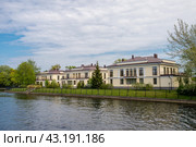 Beautiful buildings for wealthy residents of St. Petersburg on Krestovsky Island (2024 год). Стоковое фото, фотограф Анна Никонорова / Фотобанк Лори