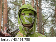 Человек в маске со старинным ружьем на плече. Стоковое фото, фотограф Александр Романов / Фотобанк Лори