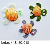 Три черепашки из фетра и ракушек на светлом фоне. Стоковое фото, фотограф Вера Смолянинова / Фотобанк Лори