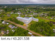 Вид с высоты на школу в Пинюге (аэросъемка 2023 года) Стоковое фото, фотограф Владислав Самошкин / Фотобанк Лори