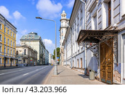 Улица Знаменка, старинное крыльцо, Москва (2023 год). Стоковое фото, фотограф Baturina Yuliya / Фотобанк Лори