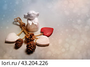 Новогодняя композиция из деревянных сердечек и шишек с ангелочком (2024 год). Редакционное фото, фотограф Елена Баранова / Фотобанк Лори