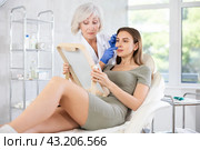 Young patient with mirror. Стоковое фото, фотограф Яков Филимонов / Фотобанк Лори