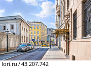 Улица Знаменка, Староваганьковский переулок, доходный дом Л.В.Шамшиной, Москва (2023 год). Стоковое фото, фотограф Baturina Yuliya / Фотобанк Лори