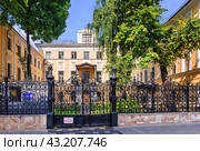Улица Знаменка, Староваганьковский переулок,  усадьба Аладьиных-Голицыных, Москва (2023 год). Стоковое фото, фотограф Baturina Yuliya / Фотобанк Лори