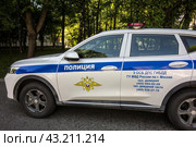 Полицейский автомобиль стоит на дороге. Надпись "Полиция" крупным планом. (2024)/ A police car is standing on the road. The inscription "Police" close-up.. Редакционное фото, фотограф Iva Noel / Фотобанк Лори