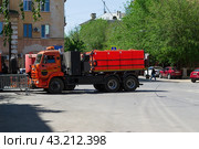 Специальная техника, машина на шасси автомобиля КАМАЗ для полива и уборки улиц водой под высоким давлением. Волгоград, улица Мира, Россия (2024 год). Редакционное фото, фотограф Андрей Цыганков / Фотобанк Лори