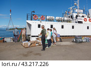 Самоходная грузопассажирская баржа готовится к выходу на Командорские острова. Стоковое фото, фотограф Дмитрий УТКИН / Фотобанк Лори