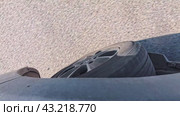 The wheels of the crossover while driving around the city. Close-up shooting from above. Стоковое видео, видеограф Ярославский Максим / Фотобанк Лори