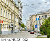 Москва, Лялина площадь, Малый Казённый переулок весной в облачную погоду. Редакционное фото, фотограф Овчинникова Ирина / Фотобанк Лори