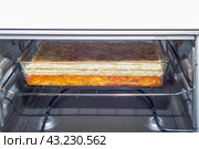 Close-up of an unsweetened Turkish burek inside an electric oven. Стоковое фото, фотограф Сергей Долгов / Фотобанк Лори