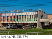 Здание кинотеатра Калевала в городе Пертрозаводске (2023 год). Редакционное фото, фотограф Владимир Ушаров / Фотобанк Лори
