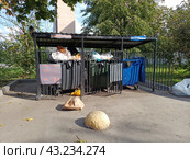 Огороженное сооружение с мусорными контейнерами. Курганская улица. Район Гольяново. Город Москва (2023 год). Редакционное фото, фотограф lana1501 / Фотобанк Лори