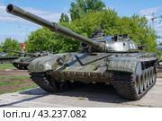 Советский основной танк Т-72 крупным планом солнечным  майским днем. Парк Патриот, Энгельс (2024 год). Редакционное фото, фотограф Виктор Карасев / Фотобанк Лори