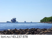 Вид с косы Канонерского острова на суда, движущиеся, по Морскому каналу, Санкт-Петербург (2018 год). Стоковое фото, фотограф Алексей Иванов / Фотобанк Лори