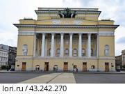 Город Санкт-Петербург. Вид на Пушкинский (Александрийский) театр (2023 год). Стоковое фото, фотограф Александр Тараканов / Фотобанк Лори