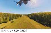 The drone flies and lands over a summer forest clearing. Стоковое видео, видеограф Ярославский Максим / Фотобанк Лори