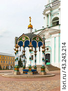 Город Сергиев Посад. Троице-Сергиева лавра. Сень над крестом на фоне колокольни (2024 год). Редакционное фото, фотограф Зобков Юрий / Фотобанк Лори