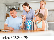 Disgruntled wife and teenage daughters demanding for money from upset man. Стоковое фото, фотограф Яков Филимонов / Фотобанк Лори