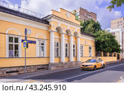 Улица Пречистенка, Гагаринский переулок, Дом В.И. Штейнгейля – Лопатиных, Москва (2023 год). Редакционное фото, фотограф Baturina Yuliya / Фотобанк Лори