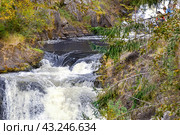 Водопад Кивач на реке Суна, Карелия (2023 год). Редакционное фото, фотограф Светлана Качанова / Фотобанк Лори