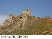Скала Богатырёк — на левом берегу реки Каменки. Каменск-Уральский. Свердловская область. (2024 год). Редакционное фото, фотограф Илья Юрукин / Фотобанк Лори