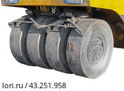 Пневмошинный каток  на белом фоне. Heavy Vibration roller compactor for road repairing. Стоковое фото, фотограф Татьяна Д / Фотобанк Лори