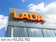 Dealership sign Lada on the building of official dealer. Lada is a Russian automobile manufacturer (2024 год). Редакционное фото, фотограф FotograFF / Фотобанк Лори