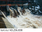 Бушующие потоки воды в реке Янисйоки на малой гидроэлектростанции в Карелии ГЭС 21 (2022 год). Стоковое фото, фотограф Илья Блинов / Фотобанк Лори