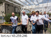 Мэр Москвы Сергей Собянин и министр сельского хозяйства РФ Оксана Лут на площадке фестиваля "Рыбная неделя" в Москве общаются друг с другом и с людьми./ Moscow Mayor Sergei Sobyanin and Russian Minister of Agriculture Oksana Lut at the Fish Week festival (2024 год). Редакционное фото, фотограф Iva Noel / Фотобанк Лори