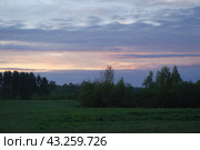 Spring sunset over the field. Стоковое фото, фотограф Andrew_Swarga / Фотобанк Лори