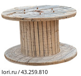 Деревянная катушка для кабеля на белом фоне. Wooden cable coil isolated on white background. Стоковое фото, фотограф Татьяна Д / Фотобанк Лори