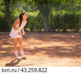 A woman is playing tennis on a clay court. Стоковое фото, фотограф Константин Шишкин / Фотобанк Лори