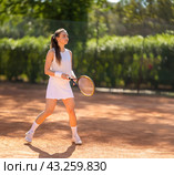 A woman is playing tennis on a clay court. Стоковое фото, фотограф Константин Шишкин / Фотобанк Лори