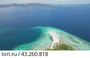 4K райский остров с белым песком и кристально чистой бирюзовой водой, вид с дрона (2023 год). Редакционное видео, видеограф Олег Яцкевич / Фотобанк Лори