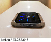 Водонагреватель-водонакопитель Ariston на 80 литров на стене (2024 год). Редакционное фото, фотограф Ольга Дерябина / Фотобанк Лори