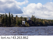 Храм Нептуна и капелла Людвигсбург в парке Монрепо (2024 год). Редакционное фото, фотограф Сергей Веселовский / Фотобанк Лори