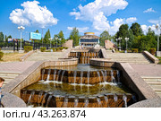 Каскад водопадов и фонтанов. Парк имени Бондина. Нижний Тагил (2016 год). Редакционное фото, фотограф Александр Тараканов / Фотобанк Лори