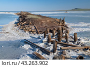 Старая разрушенная железнодорожная насыпь для добычи соли на соленом озере Баскунчак. Астраханская область (2024 год). Стоковое фото, фотограф Виктор Карасев / Фотобанк Лори