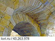 Большой сводчатый зал старой крепости. Large ancient vaulted hall of old fortress. (2019 год). Стоковое фото, фотограф Татьяна Д / Фотобанк Лори