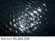 Отражение лунного света на темной поверхности воды. Стоковое фото, фотограф Александр Бушков / Фотобанк Лори