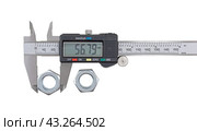 Штангенциркуль измеряет размер головки болта. Vernier calipers and screw-bolt. Стоковое фото, фотограф Татьяна Д / Фотобанк Лори