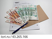 Изменение системы налогообложения. Российские рубли и монеты разного номинала лежат в порядке увеличения их номинальной стоимости. (2024 год). Редакционное фото, фотограф Елена Баранова / Фотобанк Лори