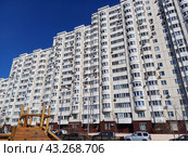 Шестнадцатиэтажный семиподъездный жилой дом серии И-155-С (2006 года постройки). Курганская улица, 3. Район Гольяново. Город Москва (2024 год). Редакционное фото, фотограф lana1501 / Фотобанк Лори